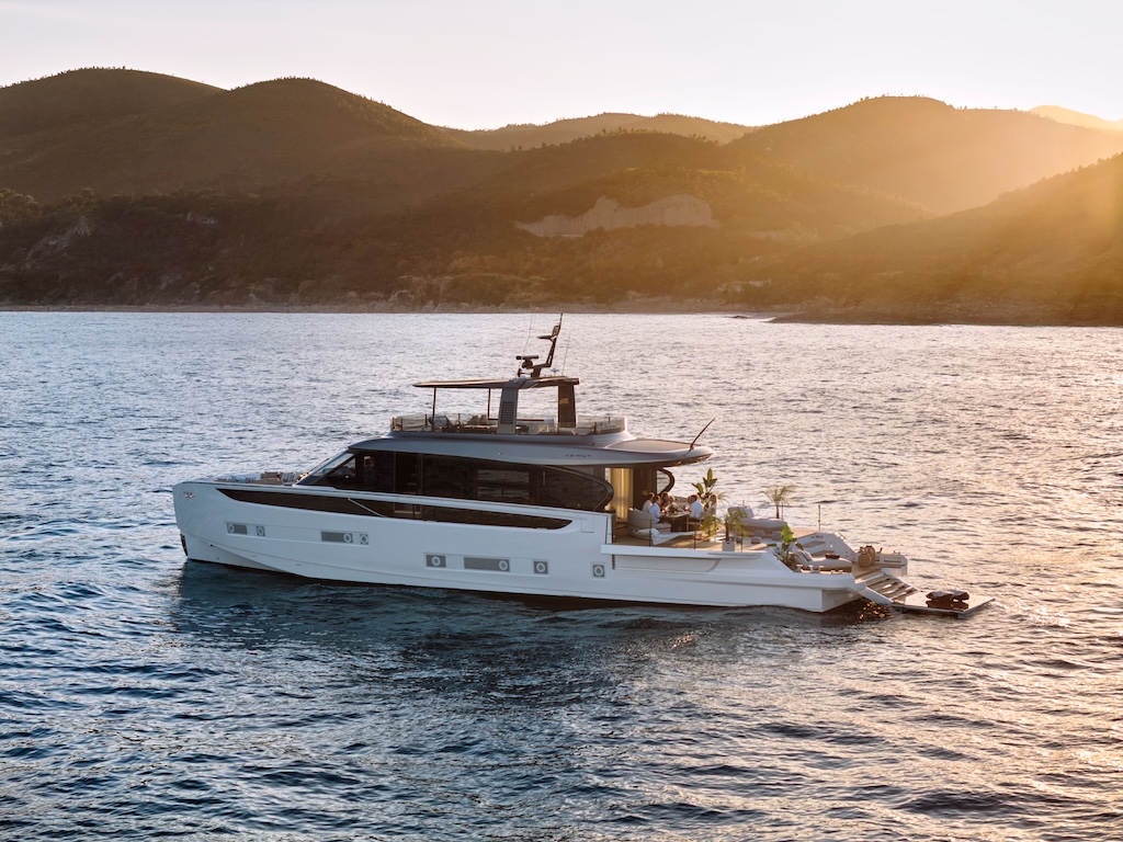 Azimut Seadeck 9 26-metre yacht aft Pool Deck and plunge pool at sea