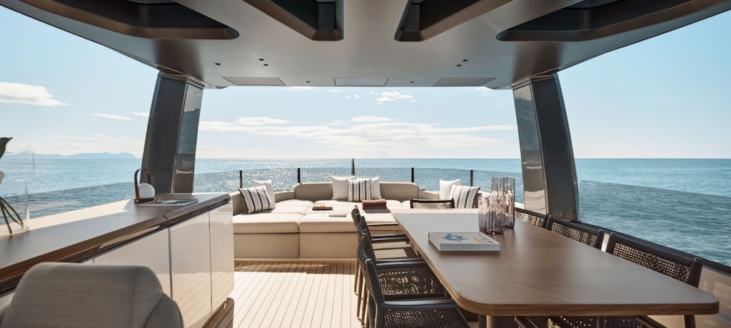 Azimut Seadeck 9 26-metre yacht aft Pool Deck and plunge pool at sea