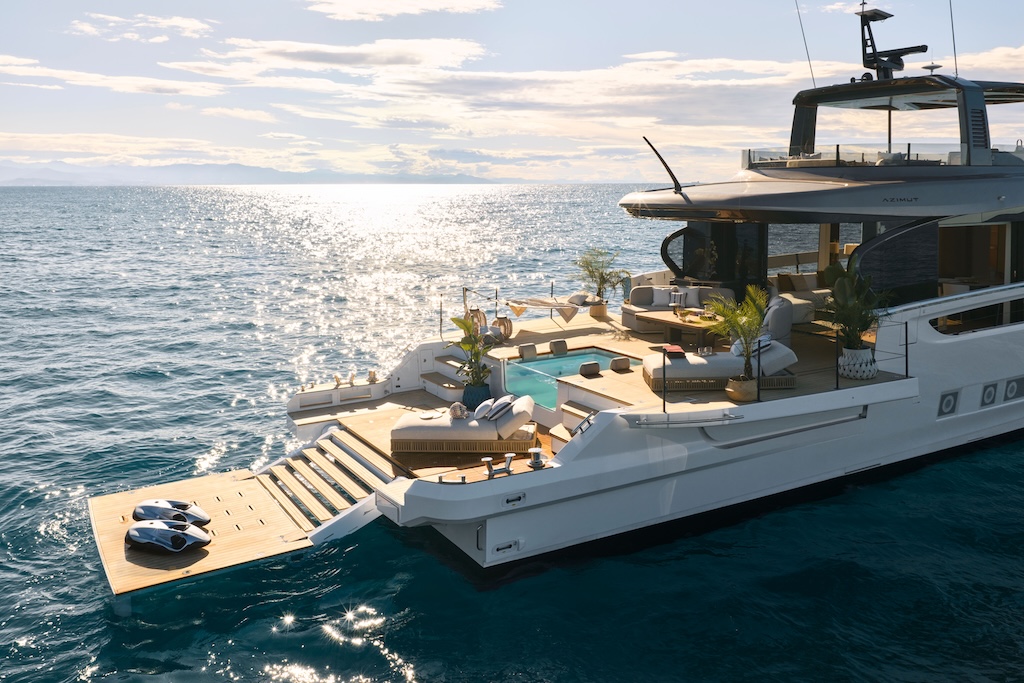 Azimut Seadeck 9 26-metre yacht aft Pool Deck and plunge pool at sea